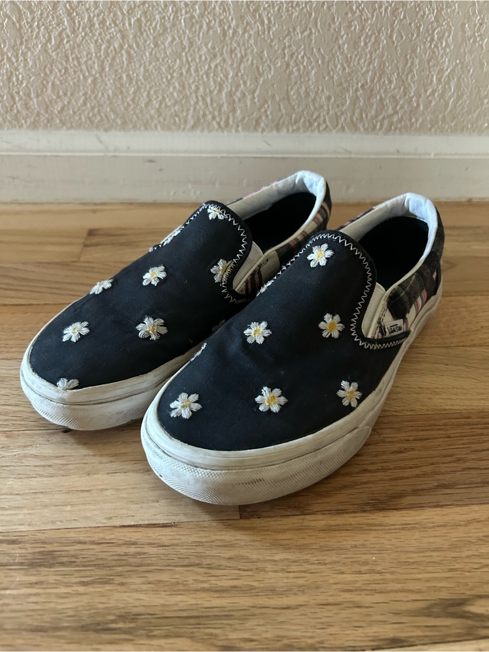 Vans Women’s Floral Patchwork Black Classic Slip-On with Daisy Embroidery